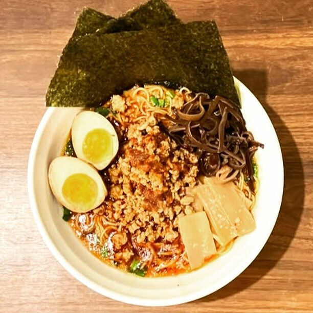 🍜✨ 絶品の一杯、赤豚骨デラックスラーメンをご紹介します！🔥
